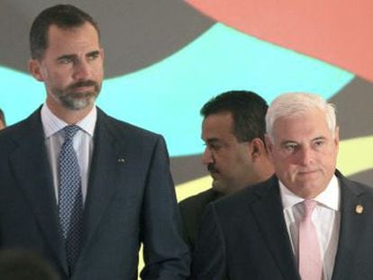 Prince Felipe (left) with Panamanian President Ricardo Martinelli.