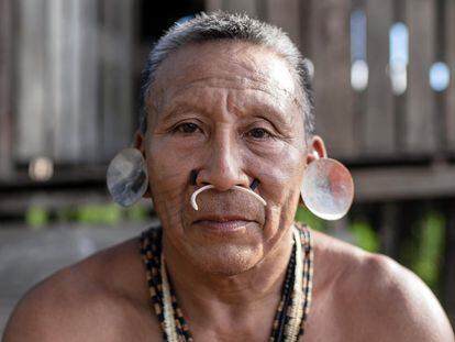 Ivanrapa Matis, 58, who grew up in an uncontacted tribe until the age of nine and, as an adult, participated in expeditions to protect other isolated tribes. Nowadays, he lives in a stilt house on the Yavari River.
