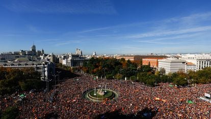 Thousands of people in the Plaza de Cibeles in Madrid, this Saturday.