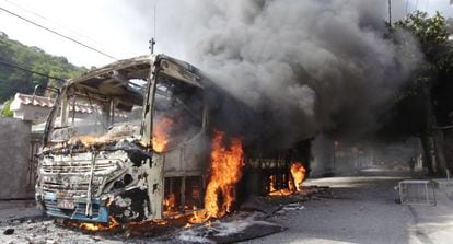 A bus burns in the Caramujo shantytown in Rio.