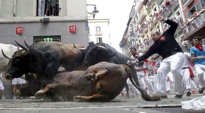 The bulls lose their footing on the corner of Mercaderes and Estafeta street in 2015.