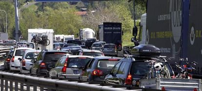 Traffic backs up during the Easter weekend on the highway between Irún and France.