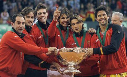 Marcel Granollers (third from left) celebrates Spain&#039;s 2011 Davis Cup with Rafael Nadal (c) and teammates.