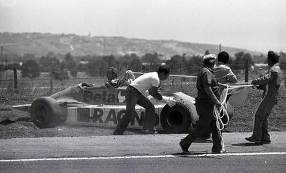 The Arrows of Italian driver Siegfried Stohr is pushed back onto the track during a practice session. He would not end up competing after having problems with his car on the grid. This was his only season and he would fail to finish it. At the last two races, the Arrows team would give his seat to the brother of Gilles Villeneuve, Jacques, who would fail to classify nor start at either of the two races.