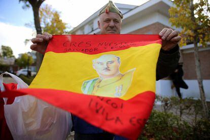 Around 100 Franco supporters gathered outside the Pardo-Mingorrubio cemetery on Thursday to pay tribute to the dictator. In this photo, a man holds a Spanish flag with an image of Franco and the message: “You are our savior and pride.”