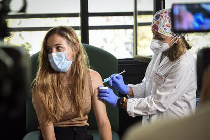 A student on the Erasmus exchange program is vaccinated at Valencia University.