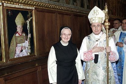 The cardinal of Toledo, Francisco Álvarez Martínez, during the 2002 presentation of a portrait of him by Isabel Guerra, "the painter nun" (right), one of the sisters from the robbed convent.