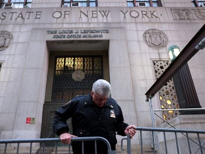 A New York State Courts officer sets barricade outside offices of the District Attorney on March 22, 2023.