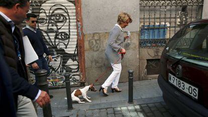 Esperanza Aguirre pasea por Malasa&ntilde;a con su perro Pecas despu&eacute;s de ir a votar. 