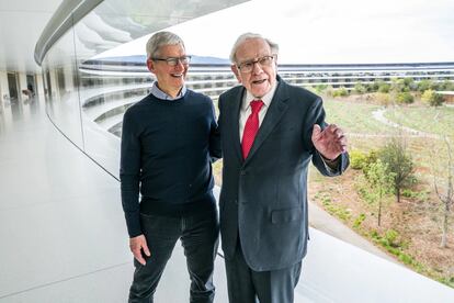 Tim Cook, Apple CEO, with investor Warren Buffett.