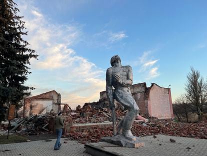Statue of a Soviet soldier who fell in the Second World War, in front of the Novoselivka Persha cultural center, which was destroyed by a Russian attack on December 23.