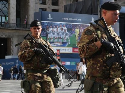 Italian soldiers patrol central Milan.