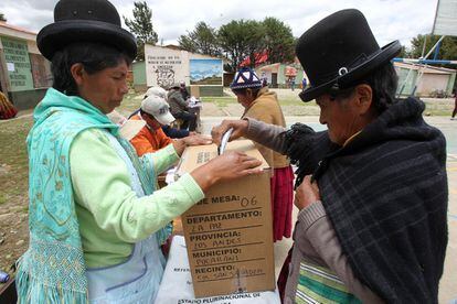 A Bolivian woman casts her ballot in Patamanta.