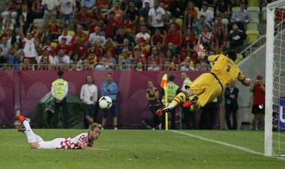 Casillas makes a reaction save from Ivan Rakitic.