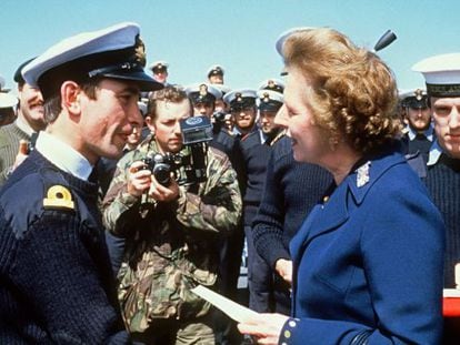 British Prime Minister Margaret Thatcher meeting personnel aboard the ship HMS Antrim during a 1983 visit to the Falkand Islands.