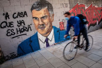 A mural of Spanish Prime Minister Pedro Sánchez by graffiti artist J. Warx in Valencia. The message reads: “It’s time to go home.”