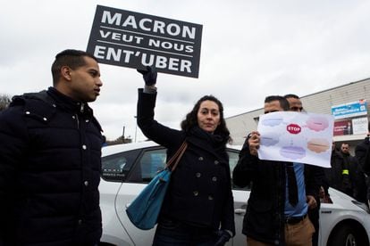 A banner against Macron's decisions pertaining Uber is seen during a taxi driver protest against competition from the company, in Paris (France), in January, 2016.