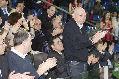 Manel Comas (standing) was given a homage by basketball fans earlier this year.