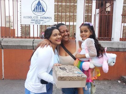 Kelinger Colmenares (left) is reunited with her family in Caracas after spending three years in Ecuador. 