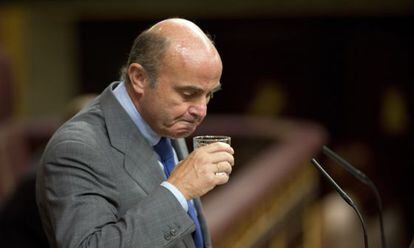 Luis de Guindos during his address to Congress on Tuesday.