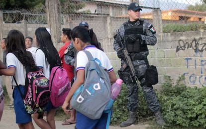 A military officer protects school children in Acapulco.