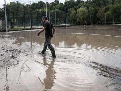 Padel tennis courts in Sant Quirze de Besora (Barcelona) left flooded Monday after heavy rainfall.