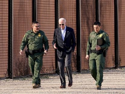 U.S. President Joe Biden speaks with border patrol officers as he walks along the border fence during his visit to the U.S.-Mexico border to assess border enforcement operations, in El Paso, Texas, U.S., January 8, 2023.