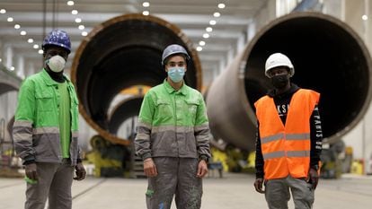 Mohamed, Othmane and Bandja, three migrants from Ivory Coast, Morocco and Guinea who work at a wind turbine factory in Bilbao.