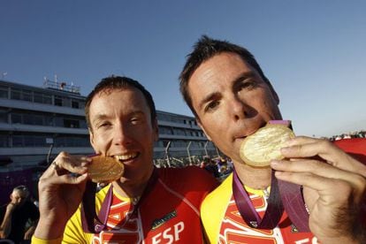 Paralympic cyclists Christian Venge (l) and David Llaurad&oacute; show off their medals.