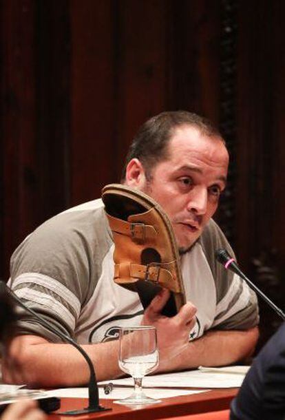 Albert Fernández brandishes his shoe during the hearing.