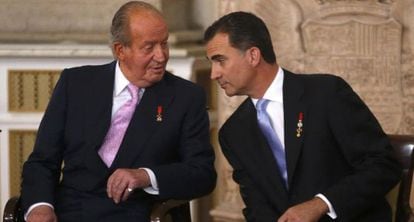 Juan Carlos and Prince Felipe during the signing ceremony.