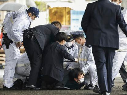 A man believed to be a suspect is caught by police after he allegedly threw a suspicious object at Japanese PM Fumio Kishida in Saikazaki on Saturday.