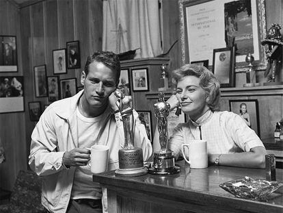 Paul Newman and Joanne Woodward with the Oscars for their performances in ‘The Three Faces of Eve.’