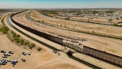 Aerial photograph shows hundreds of migrants next to the border wall in El Paso, Texas, on May 9.