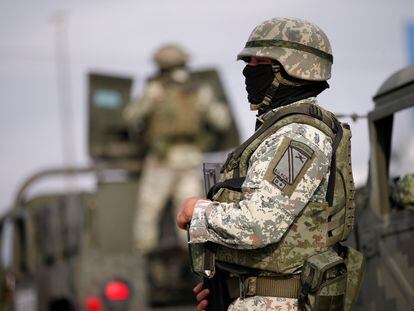 A Mexican soldier stands guard during the repatriation of two Americans killed in Matamoros (Tamaulipas) on January 9.