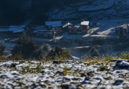 Houses in the town of La Joya, on the slopes of the Nevado de Toluca (State of Mexico) blanketed by snow on Monday.