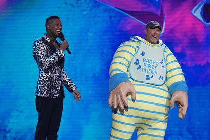 Nick Cannon alongside ‘Larry The Cable Guy’ on an episode of ‘The Masked Singer.’