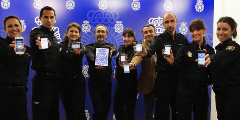 Carlos Fernández Guerra (in plain clothes) and the officers that manage the police Twitter account.