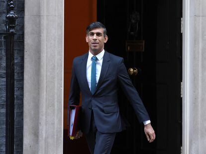 Britain Prime Minister Rishi Sunak leaves his official residence at 10 Downing Street as he attends Prime Minister's Questions at Parliament in London, Britain, November 15 2023.