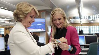 Esperanza Aguirre (l) and Cristina Cifuentes in May 2015.
