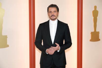 Pedro Pascal poses at the Oscars, on March 12, 2023.