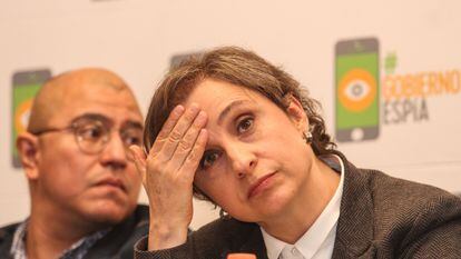 Rafael Cabrera and Carmen Aristegui, during a conference on the Pegasus case in Mexico City, in June 2017.