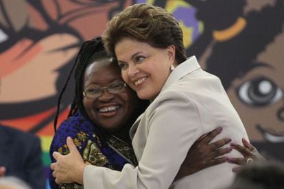 Brazilian President Dilma Rousseff (r) hugs Creuza Maria Oliveira, president of the National Federation of Domestic Workers, in 2011.