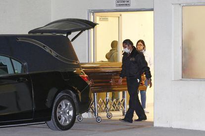 Mortuary workers transport the body of slain Mexican journalist Anabel Flores.