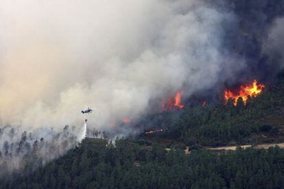 Un helicóptero realiza una descarga sobre el incendio forestal declarado en Acebo.