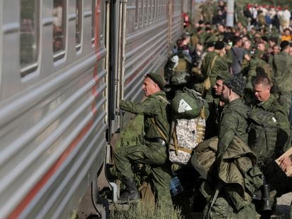 Russian conscripts boarding a train bound for Ukraine at Prudboi station in Volgograd on September 29, 2022.