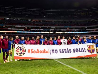Barcelona and Club América players show a message of support for Jennifer Hermoso at the Azteca Stadium on Tuesday.