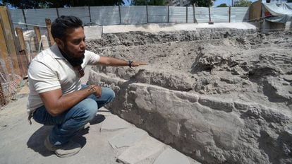 The INAH's Eduardo Luna at the excavation site.
