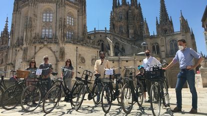 Cyclists pose with their Dutch bicycles next to the cathedral in Burgos.