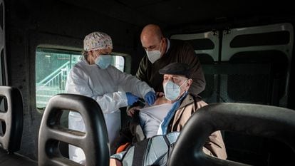 Lorenzo García, 93, receives the first dose of the Pfizer Covid vaccine alongside his son.